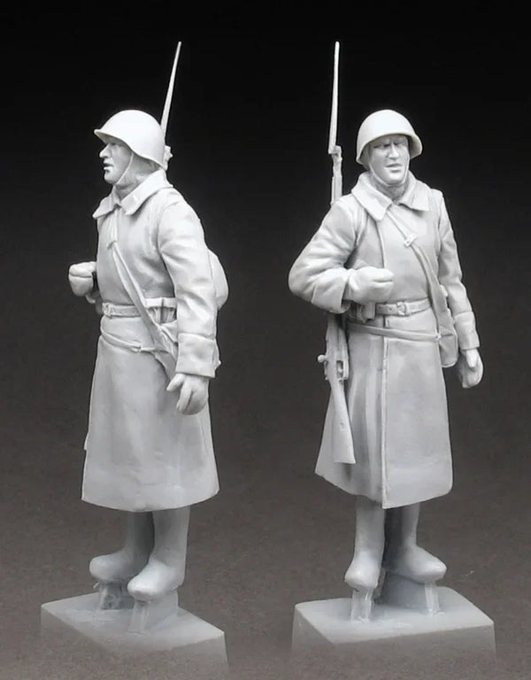 1/35 WWII Soviet Red Army Rifleman, 2 Figures, Resin Model Figure Kit, Unassembled and Unpainted