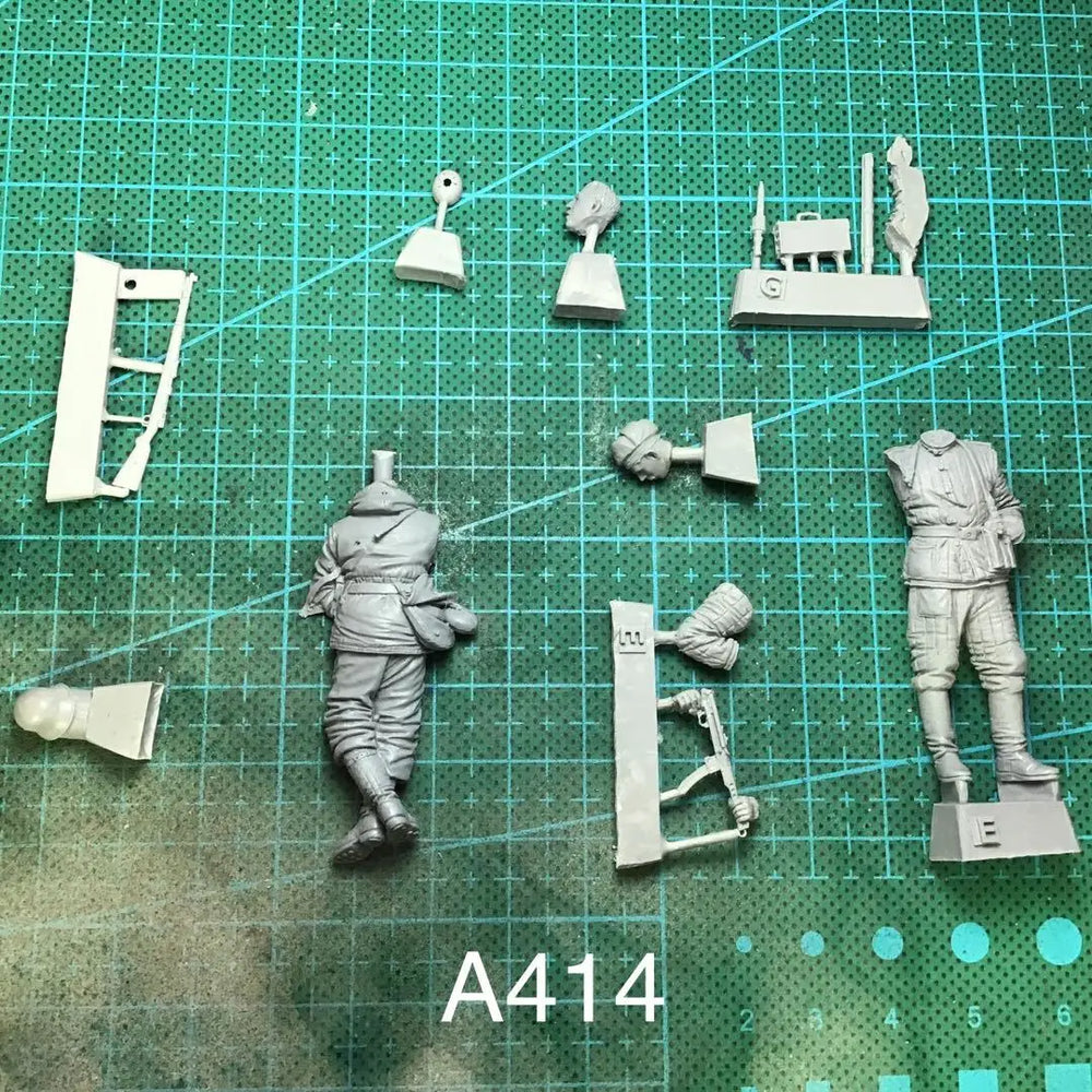 1/35 WWII Soviet Soldier with Fallen German Soldier, 5 Figures, Resin Model Figure Kit, Unassembled and Unpainted