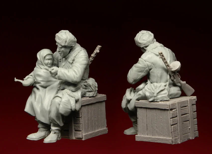 1/35 Modern Russian Soldier and Orphan Child, 2 Figures, Resin Model Figure Kit, Unassembled and Unpainted