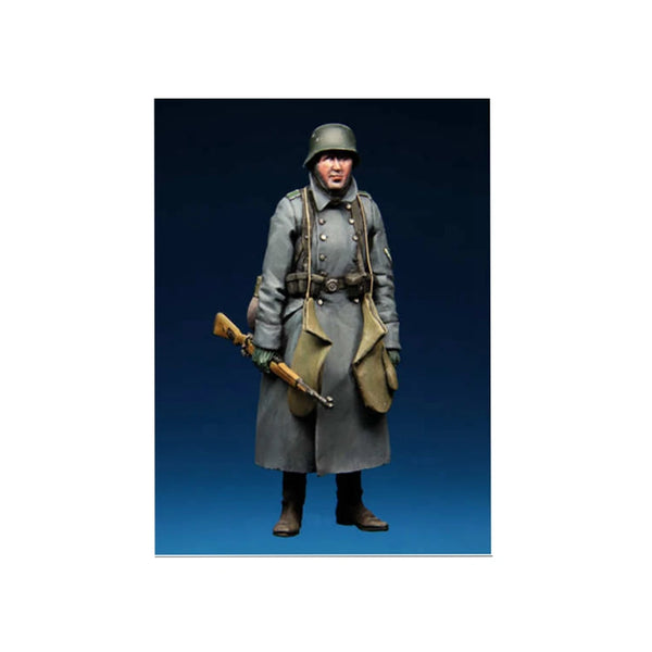 1/35 WWII German Infantryman with Entrenching Tool, Resin Model Figure Kit, Unassembled and Unpainted