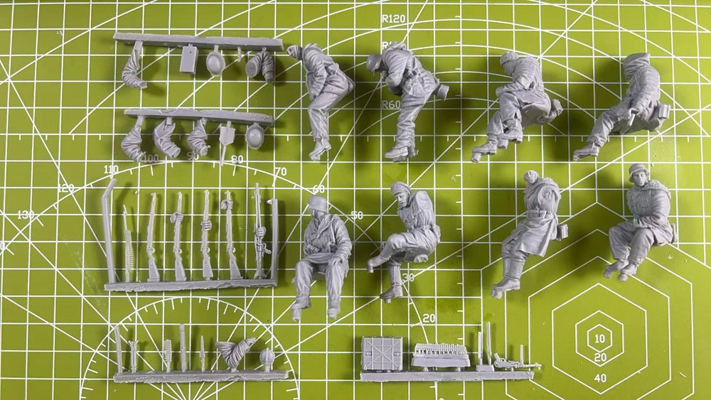 1/35 WWII German Panzer Crew Loading Ammunition, 8 Figures, Resin Model Figure Kit, Unassembled and Unpainted