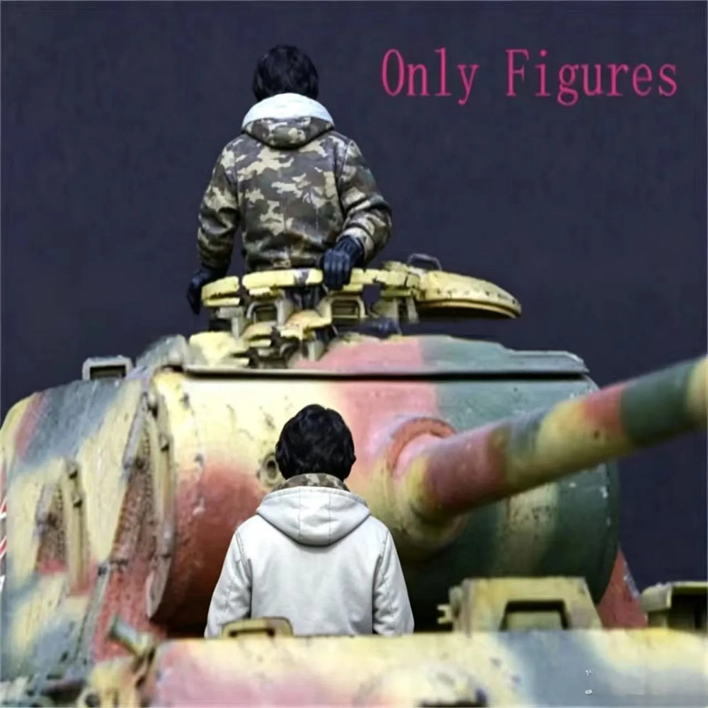 1/35 WWII Soviet Soldiers with Tank, 2 Figures, Resin Model Diorama Kit, Unassembled and Unpainted