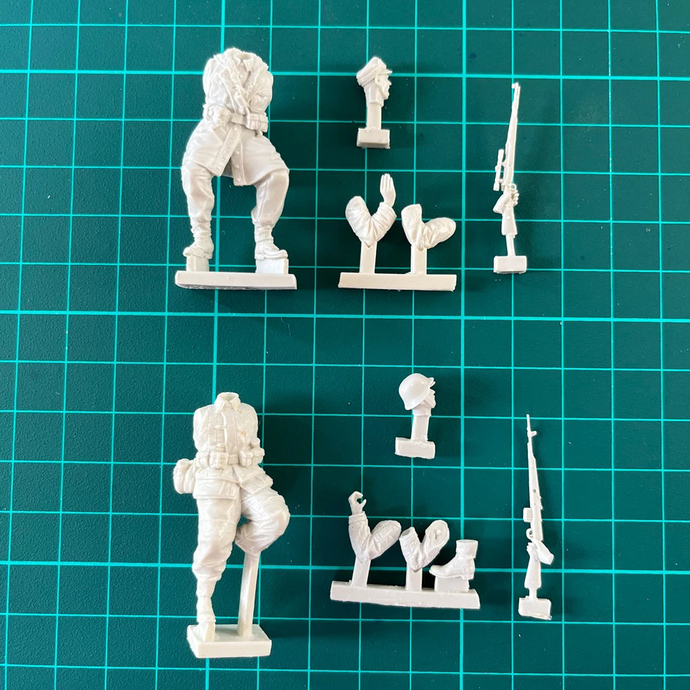 1/35 WWI British Infantry Attacking with Rifles and Grenades, 2 Figures, Resin Model Figure Kit, Unassembled and Unpainted