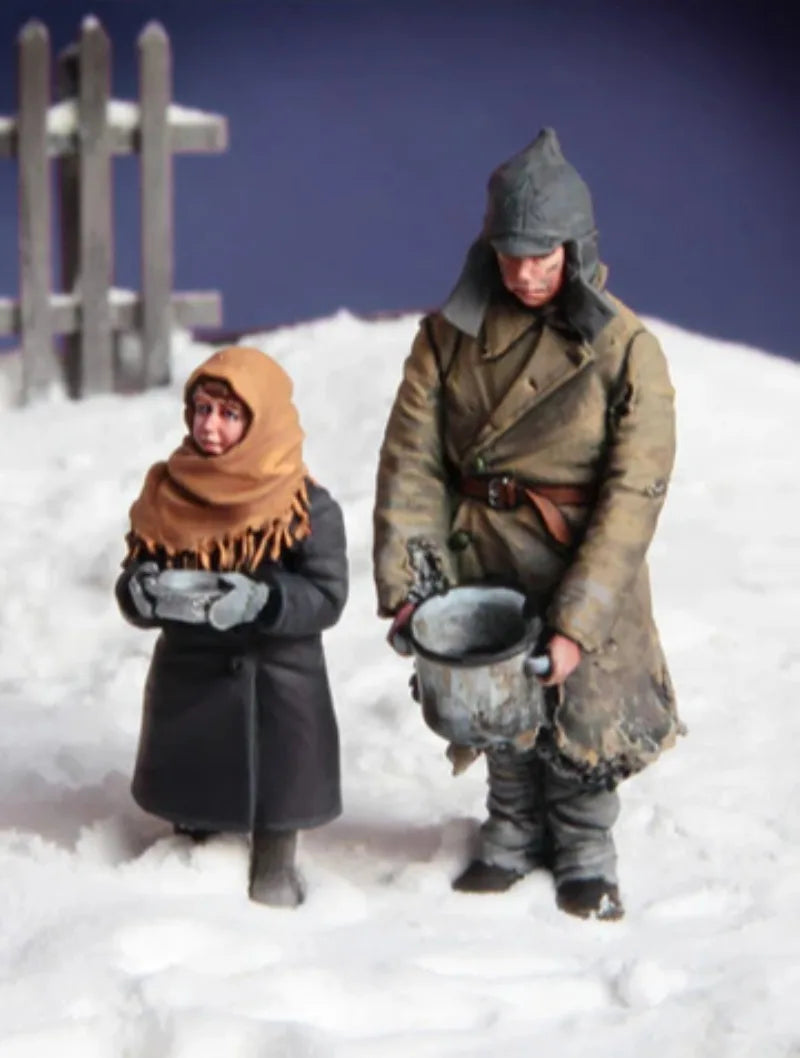 1/35 WWII European Refugee Mother & Child, 2 Figures, Resin Model Diorama Kit, Unassembled and Unpainted