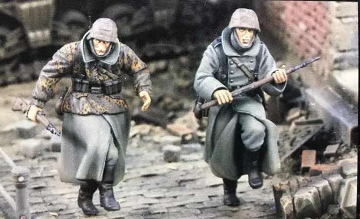 1/35 WWII German Infantry Assaulting in Winter Camouflage, 2 Figures, Resin Model Figure Kit, Unassembled and Unpainted