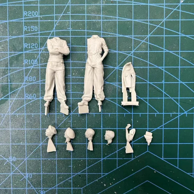 1/35 WWII Two WWII Soldiers, 2 Figures, Resin Model Figure Kit, Unassembled and Unpainted