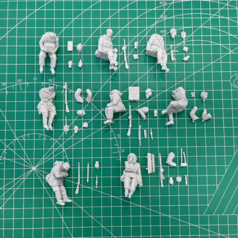1/35 WWII Tank Crew & Infantry Soldiers, 35 Figures, Resin Model Figure Kit, Unassembled and Unpainted