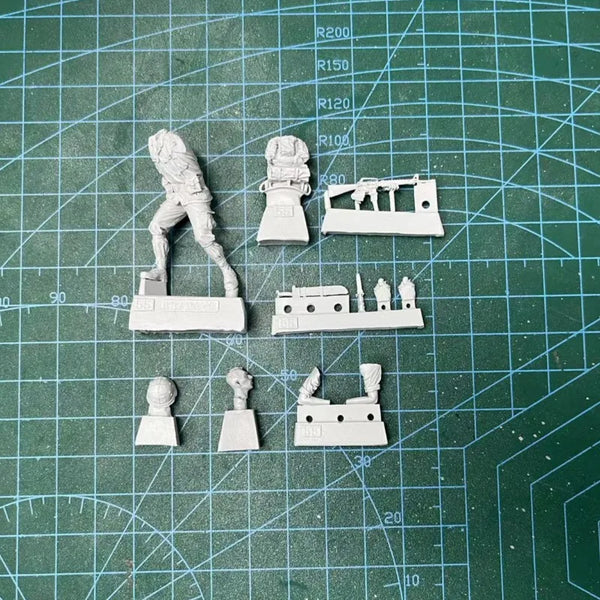 1/35 Vietnam War US Rifleman Advancing with M16, Resin Model Figure Kit, Unassembled and Unpainted