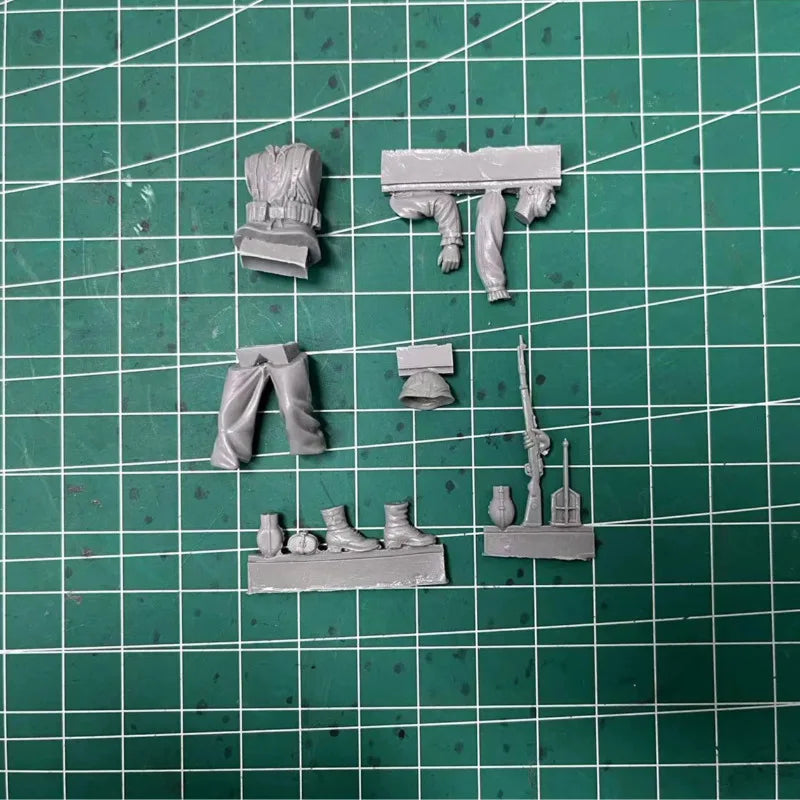 1/35 WWII German Soldier Signaling at Tank Hatch, Resin Model Figure Kit, Unassembled and Unpainted