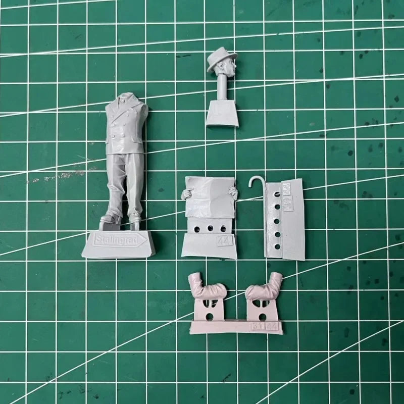 1/35 WWII European Civilian Reading Newspaper, Resin Model Figure Kit, Unassembled and Unpainted