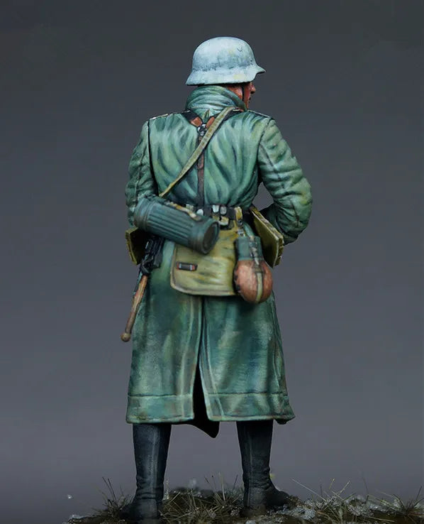 1/16 WWII German Infantry Rifleman Standing Alert, Resin Model Figure Kit, Unassembled and Unpainted