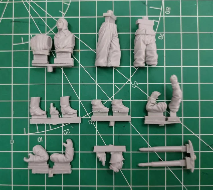 1/35 WWII Eastern Front Artillery Crew, 2 Figures, Resin Model Figure Kit, Unassembled and Unpainted