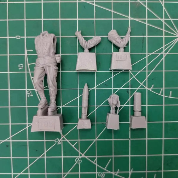 1/35 WWII Soviet Crewman Carrying Artillery Shell, Resin Model Figure Kit, Unassembled and Unpainted