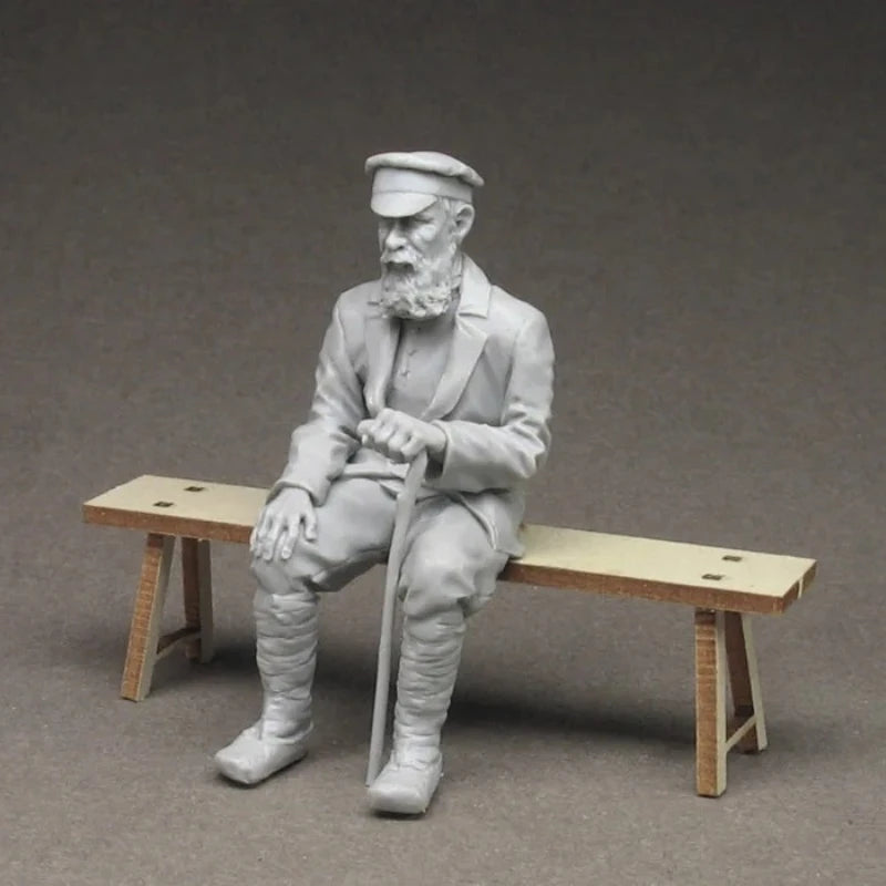 1/35 Elderly Civilian on Bench, Resin Model Figure Kit, Historical Theme, Unassembled and Unpainted