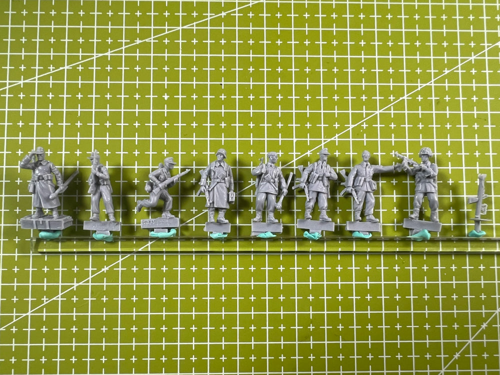 1/72 WWII German Infantry Squad with Rifles, 8 Figures, Resin Model Figure Kit, Military Theme, Unassembled and Unpainted