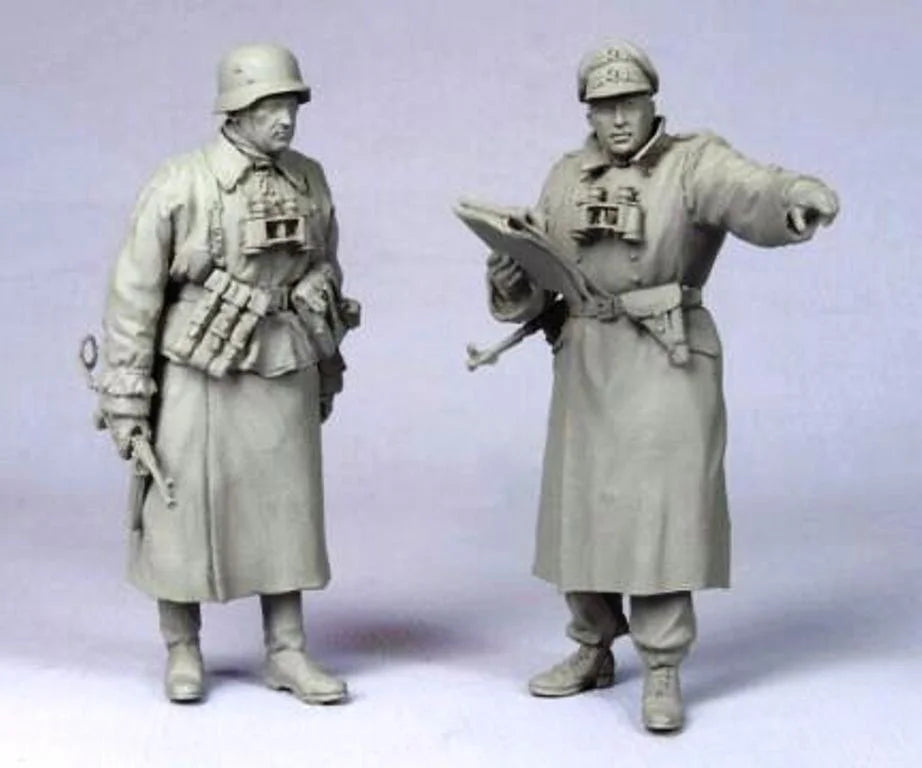 1/35 WWI German Soldiers with Long Coats, 2 Figures, Resin Model Figure Kit, Unassembled and Unpainted