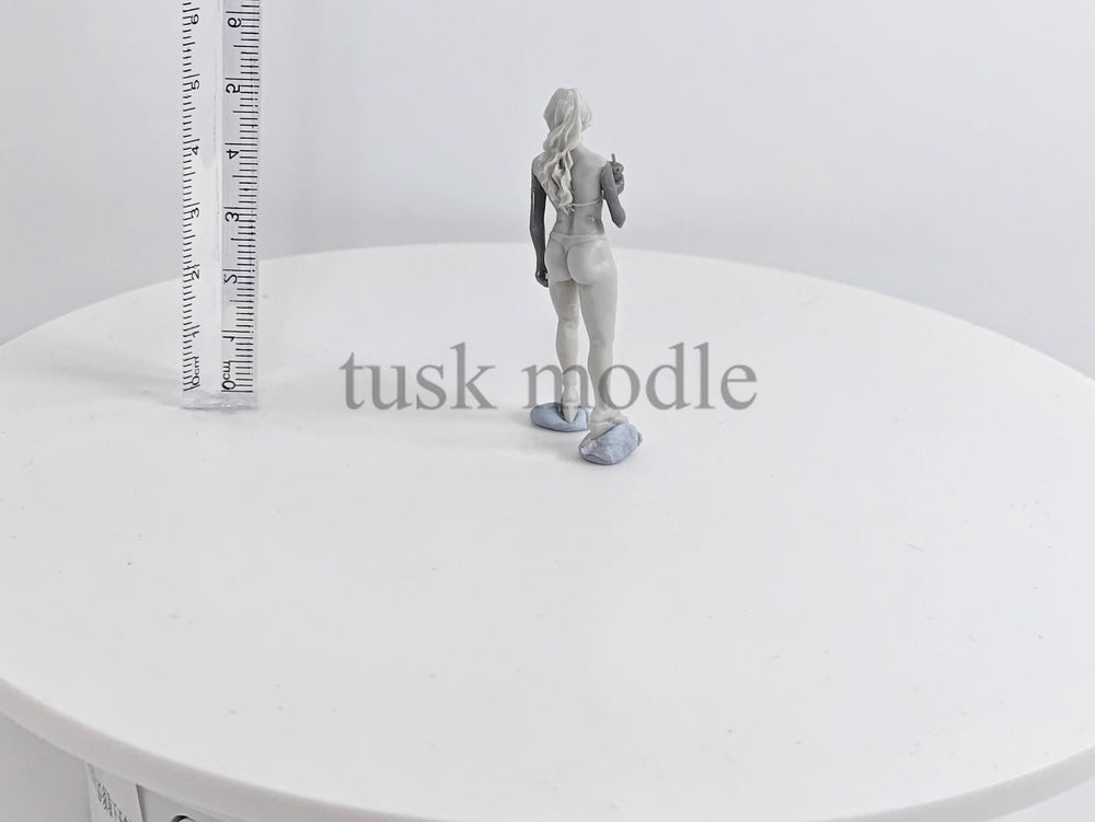 1/35 Female Pin-up in Sunglasses and Beach Attire, Resin Model Figure Kit, Unassembled and Unpainted
