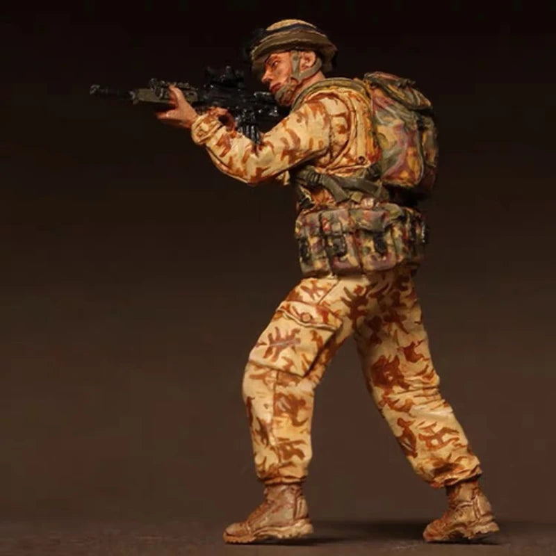 1/35 Modern Soldier Aiming Rifle in Desert Camouflage, Resin Model Figure Kit, Unassembled and Unpainted