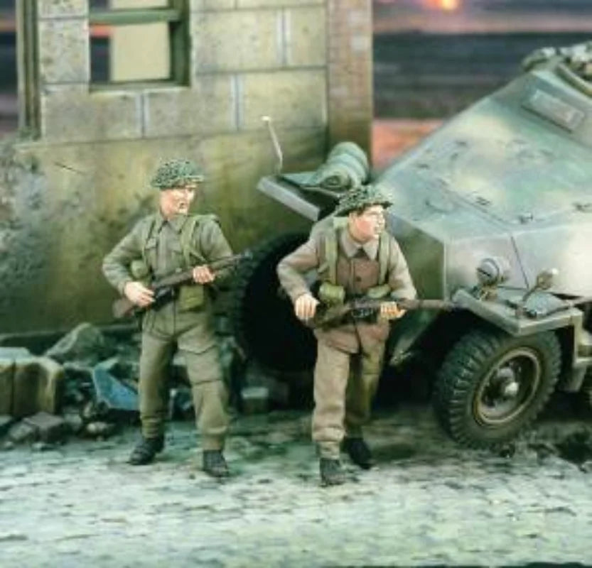 1/35 WWII British Soldiers in Battle, 2 Figures, Resin Model Figure Kit, Unassembled and Unpainted