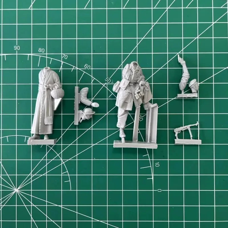 1/35 WWII Soviet Priest & Paratrooper, 2 Figures, Resin Model Figure Kit, Unassembled and Unpainted
