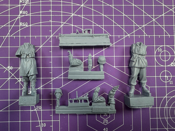 1/35 WWII German Armored Soldiers, 2 Figures, Resin Model Figure Kit, Unassembled and Unpainted