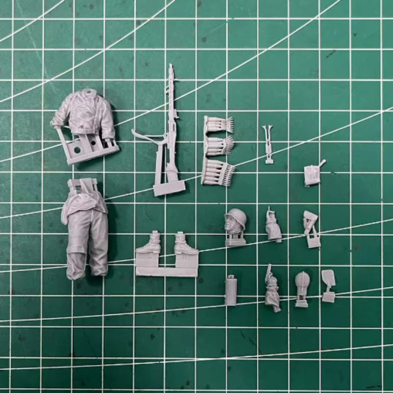 1/35 WWII German MG42 Gunner Standing Ready, Resin Model Figure Kit, Unassembled and Unpainted