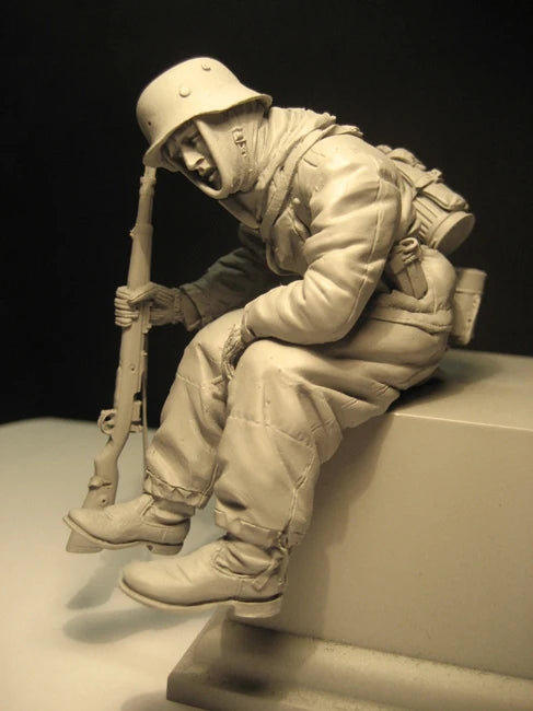 1/16 WWI German Infantryman Resting with Rifle, Resin Model Figure Kit, Unassembled and Unpainted