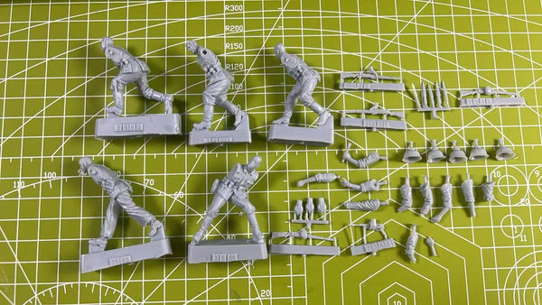 1/35 Modern Infantry Assault Squad, 5 Figures, Resin Model Figure Kit, Unassembled and Unpainted