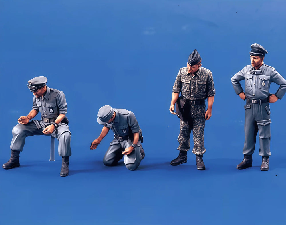 1/35 Modern Factory Workers in Overalls, 4 Figures, Resin Model Figure Kit, Unassembled and Unpainted