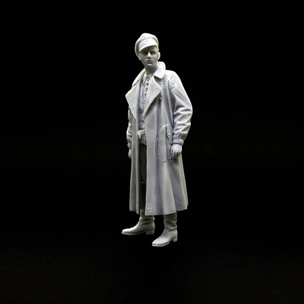 1/35 WWII Infantry in Greatcoat with Rifle, Resin Model Figure Kit, Unassembled and Unpainted