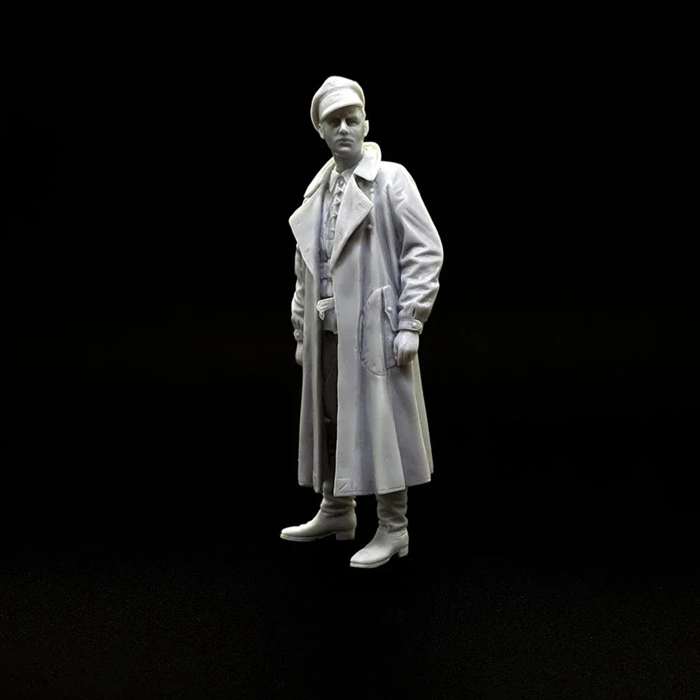 1/35 WWII Infantry in Greatcoat with Rifle, Resin Model Figure Kit, Unassembled and Unpainted