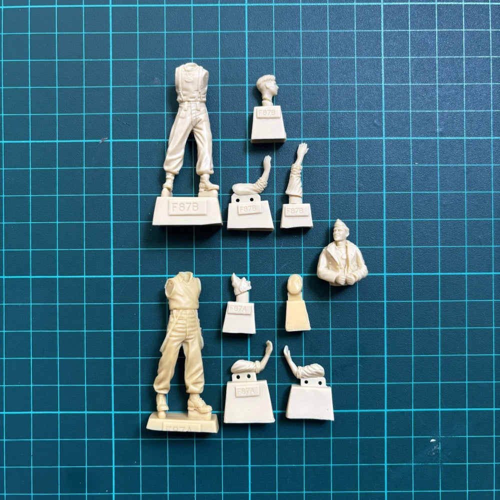 1/35 WWII German Panzer Crew with Signaling, 3 Figures, Resin Model Figure Kit, Unassembled and Unpainted