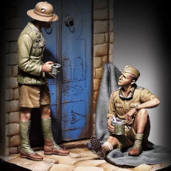 1/35 WWI British Soldiers at Fortress Gate, 2 Figures, Resin Model Figure Kit, Unassembled and Unpainted