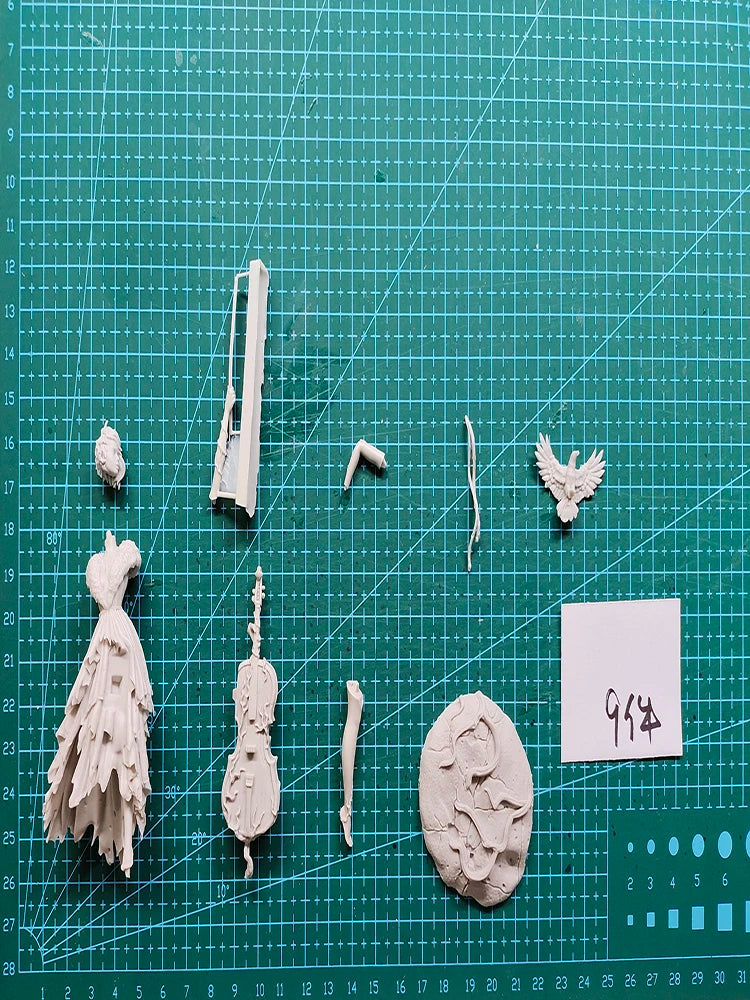 1/24 Female Officer, Resin Model Figure Kit, Fantasy Theme, Unassembled and Unpainted