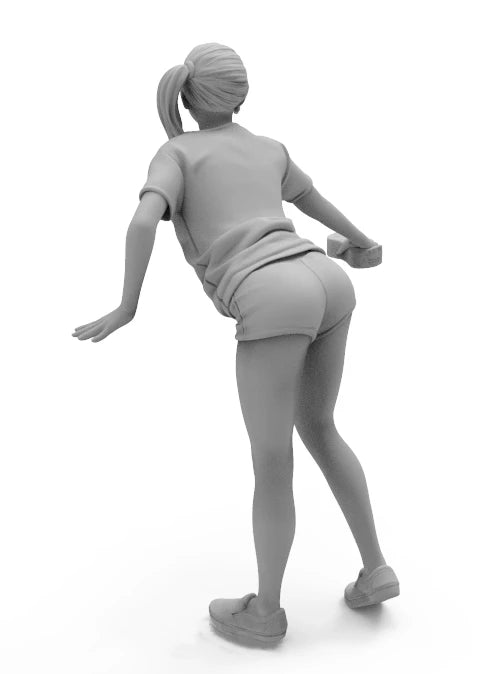 1/35 Civilian Woman Cleaning, Resin Model Figure Kit, Historical Theme, Unassembled and Unpainted