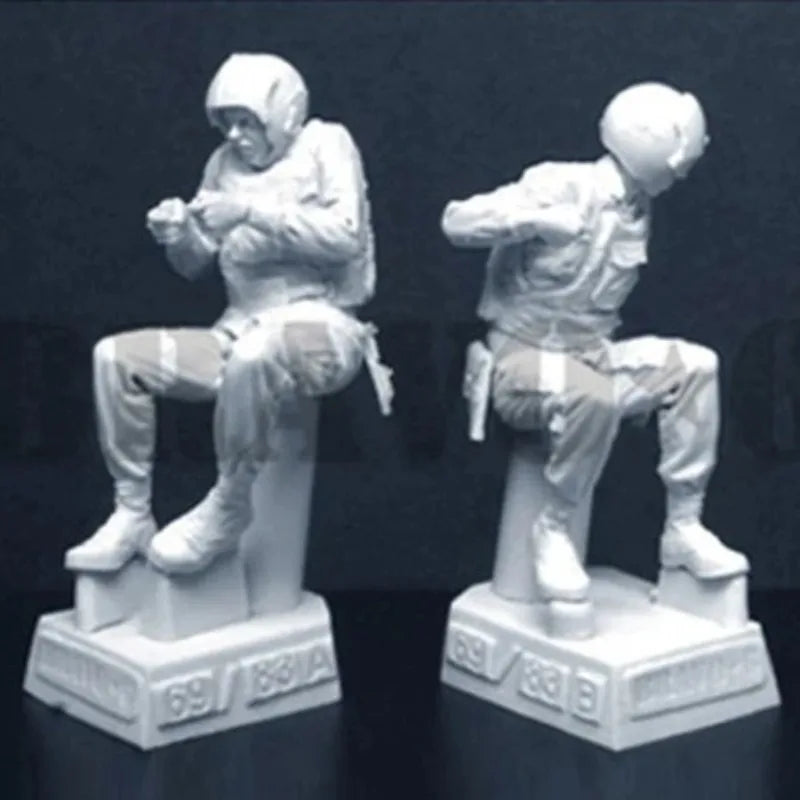 1/35 WWII Paratroop Pilot, 2 Figures, Resin Model Figure Kit, Unassembled and Unpainted