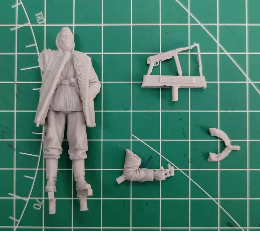 1/35 WWI German Officer in Greatcoat with Binoculars, Resin Model Figure Kit, Unassembled and Unpainted