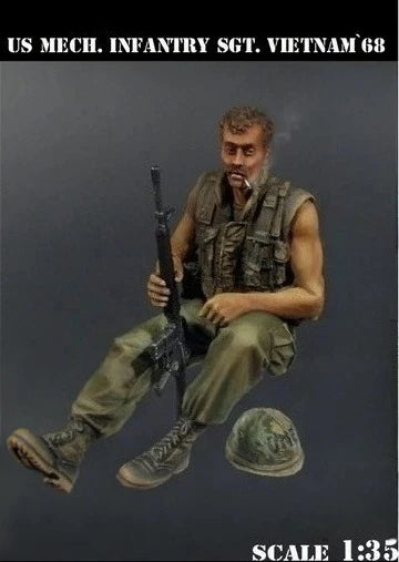 1/35 Vietnam War US Soldier Reading Map, Resin Model Figure Kit, Unassembled and Unpainted