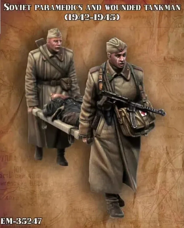 1/35 WWII Soviet Paramedic Carrying Wounded Tankman with Soldier, 3 Figures, Resin Model Figure Kit, Unassembled and Unpainted