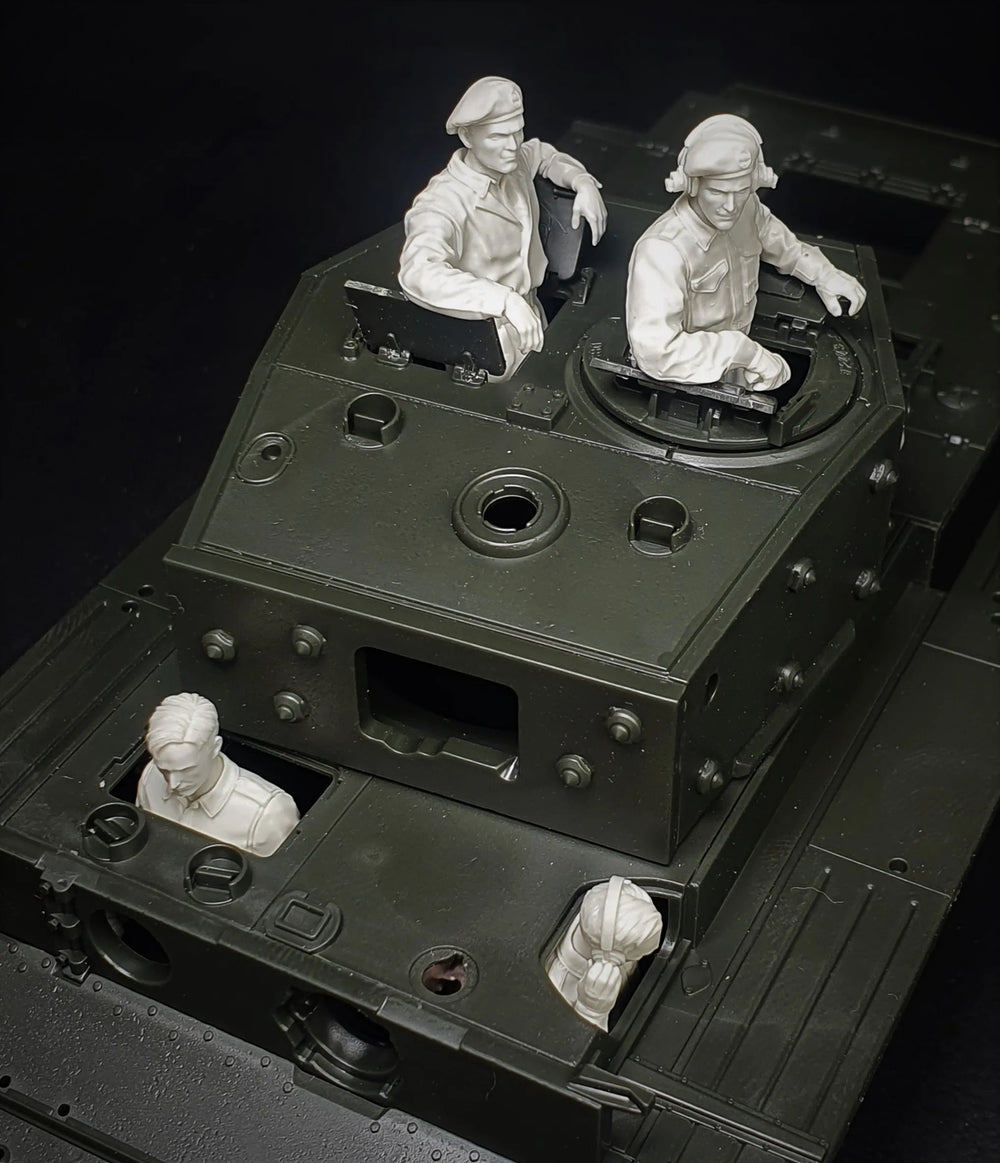 1/35 WWII German Panzer Crew with Open Turrets, 4 Figures, Resin Model Figure Kit, Unassembled and Unpainted