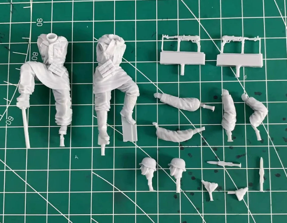 1/35 WWII German Infantry Conferring with Rifles, 2 Figures, Resin Model Figure Kit, Unassembled and Unpainted