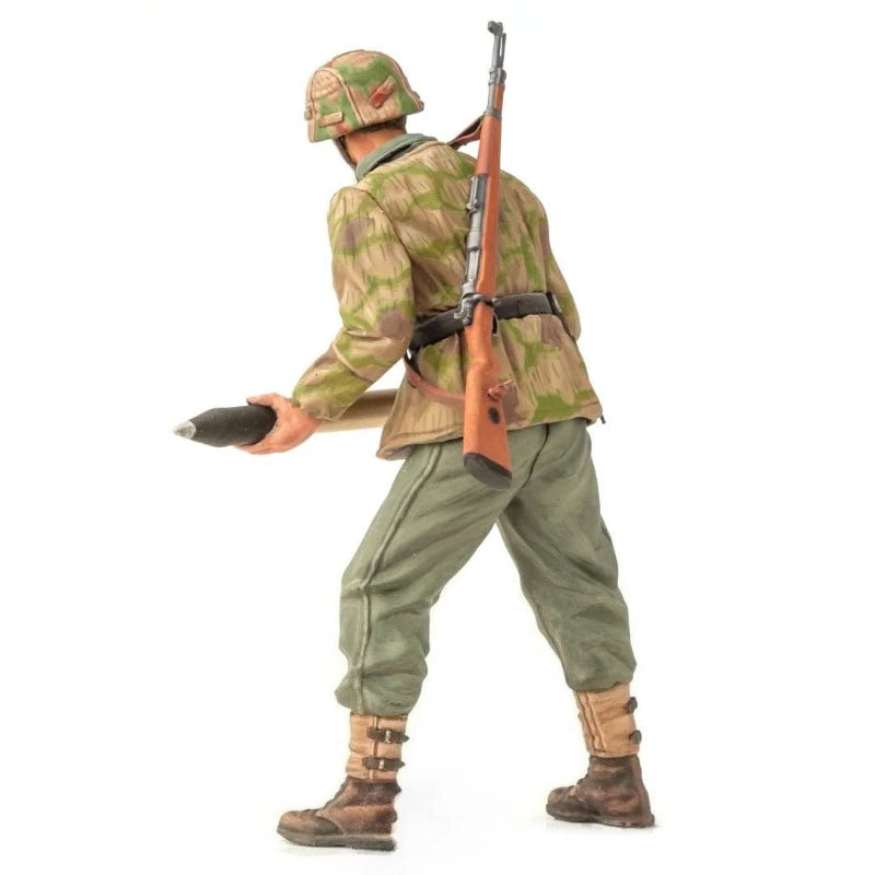 1/16 WWII German Artillery Loader, Resin Model Figure Kit, Unassembled and Unpainted