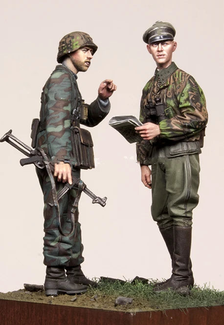 1/35 WWII German Infantry Officers Conversing, 4 Figures, Resin Model Figure Kit, Unassembled and Unpainted