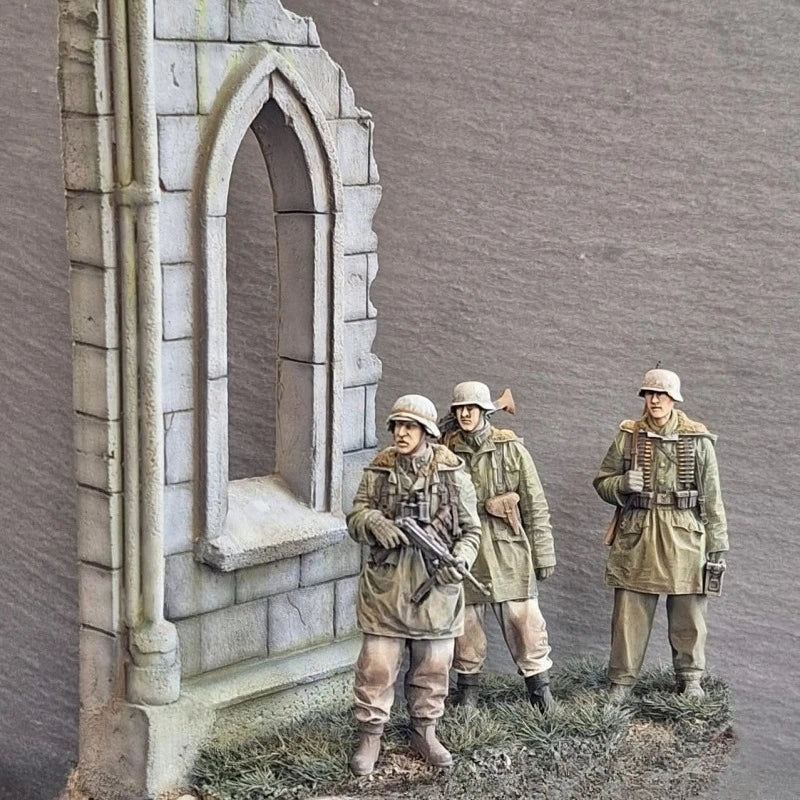 1/35 WWII German Infantry Squad Assaulting Fortification, 3 Figures, Resin Model Figure Kit, Unassembled and Unpainted