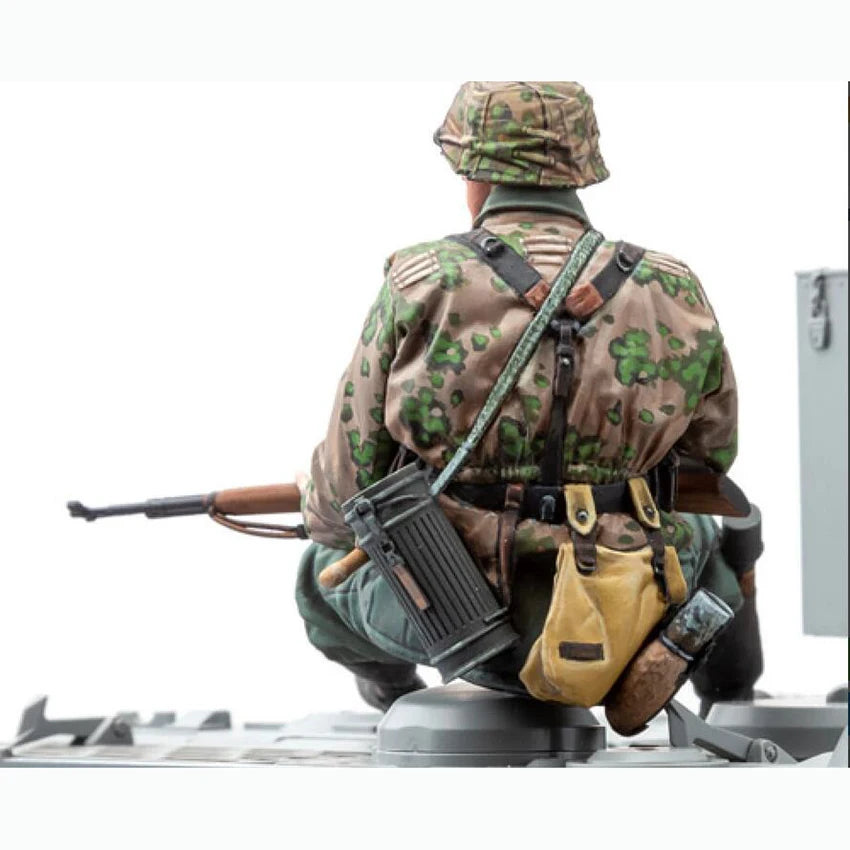 1/16 Modern Soldier in Digital Camouflage, Resin Model Figure Kit, Unassembled and Unpainted