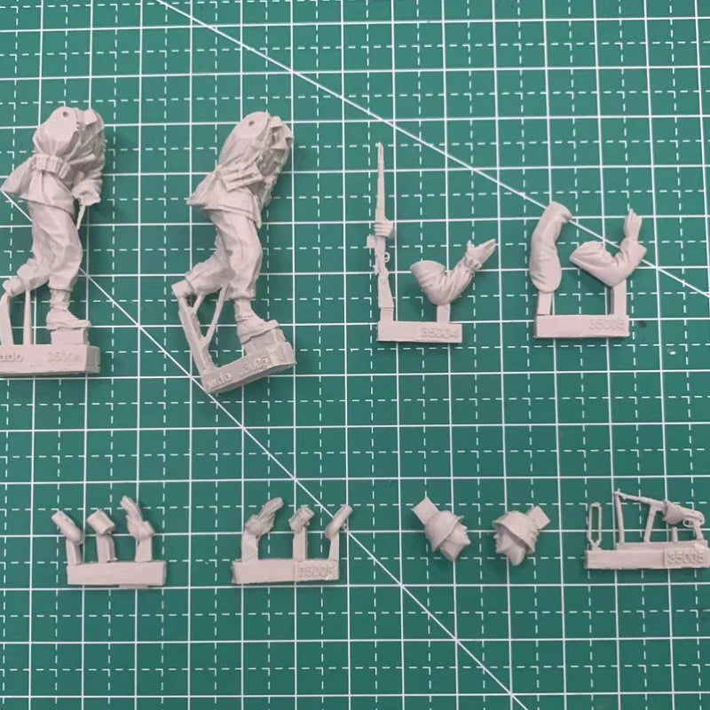 1/35 WWI British Infantry Advancing with Pith Helmets, 2 Figures, Resin Model Figure Kit, Unassembled and Unpainted