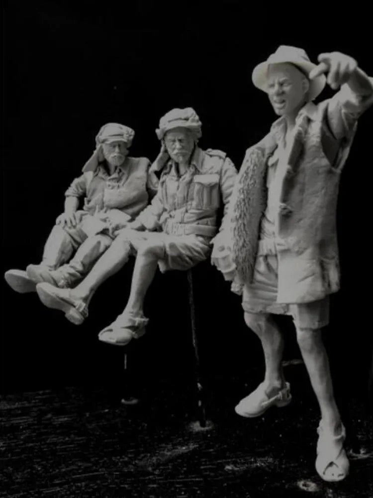 1/16 WWII German Officer with Binoculars and Resting Troops, 3 Figures, Resin Model Figure Kit, Unassembled and Unpainted