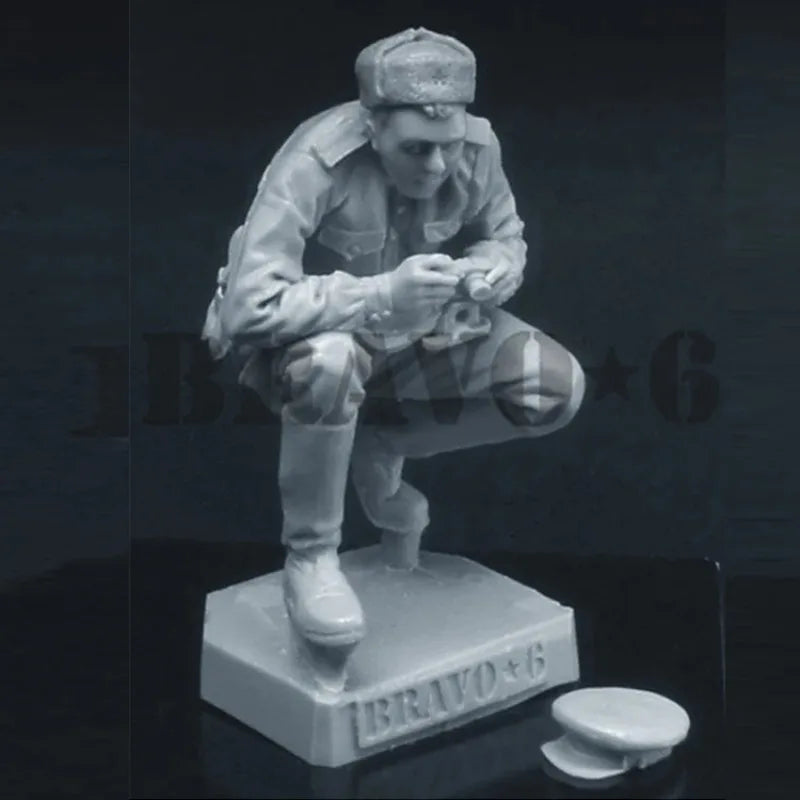 1/35 WWII Soviet Soldier Crouching with Rifle, Resin Model Figure Kit, Unassembled and Unpainted