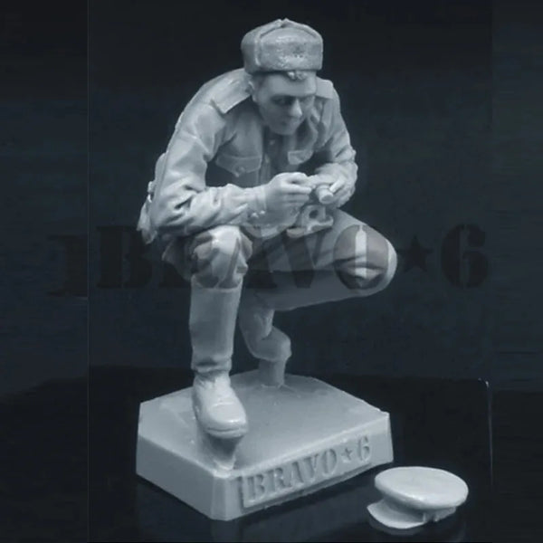 1/35 WWII Soviet Soldier Crouching with Rifle, Resin Model Figure Kit, Unassembled and Unpainted
