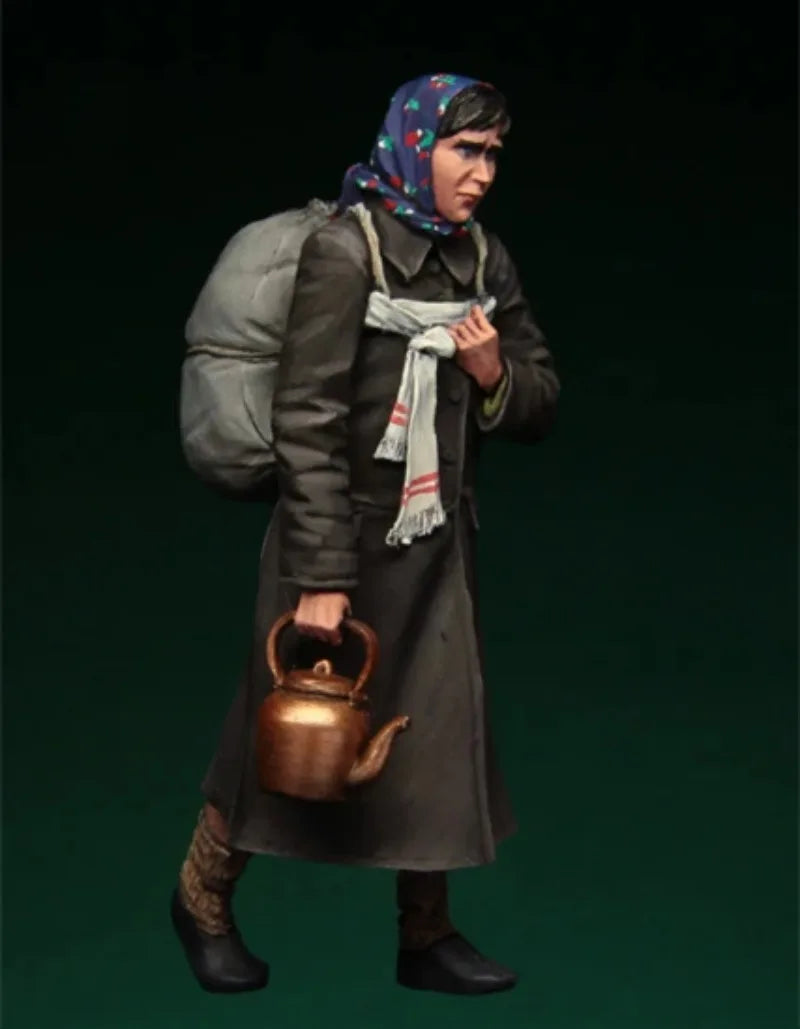 1/35 WWII Soviet Evacuee Woman with Sack and Pot, Resin Model Figure Kit, Unassembled and Unpainted